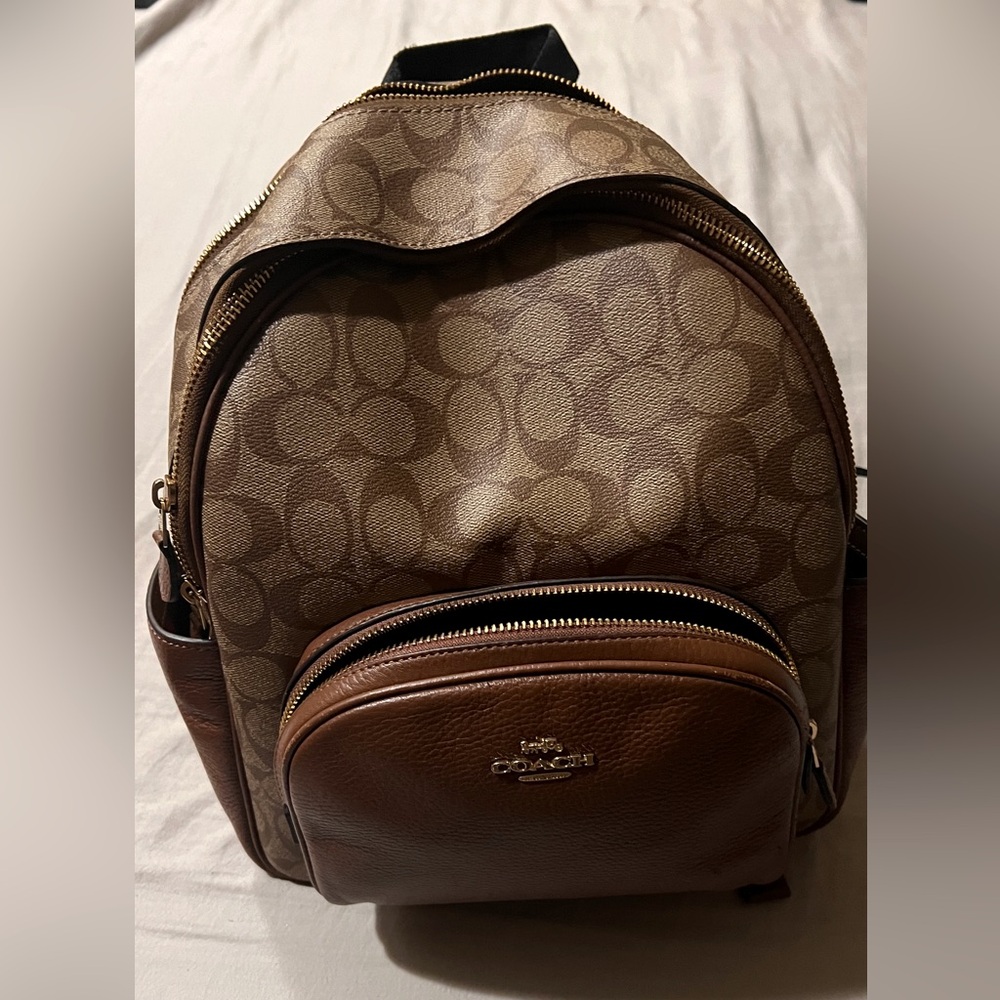 Coach Backpack used twice. I bought it to carry my laptop but it didn’t fit.